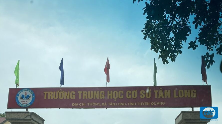 Cổng Trường Trung học cơ sở Tân Long tại Tuyên Quang trong hành trình triển khai thiết bị