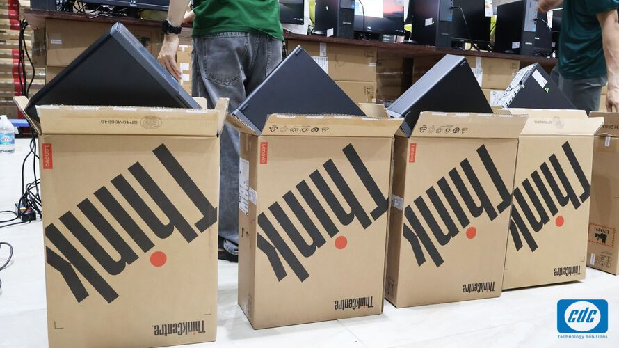 Máy tính Lenovo được kết nối và kiểm tra đồng loạt trước khi bàn giao tới các điểm trường