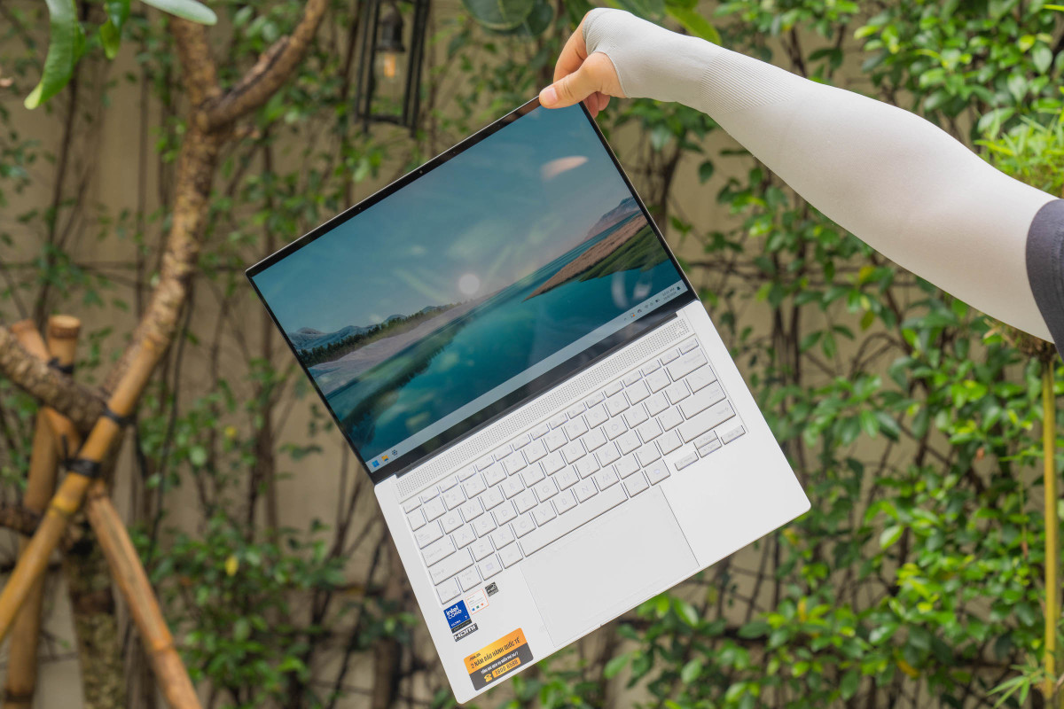 Đánh giá Laptop AI ASUS Zenbook S 14 - Copilot+ PC đầu tiên trang bị Intel