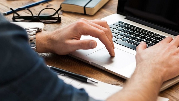 Top 7 laptop giá rẻ Hà Nội cho dân văn phòng