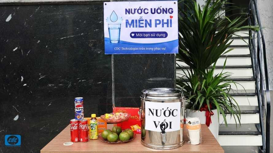 CDC Technologies triển khai chương trình nước uống miễn phí hỗ trợ người qua đường trong những ngày hè nắng gắt