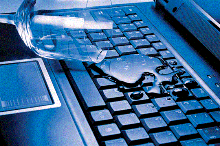 Cẩm Nang Công Nghệ ( Số 3 ): Làm thế nào để “cứu” laptop khi bị nước vào?