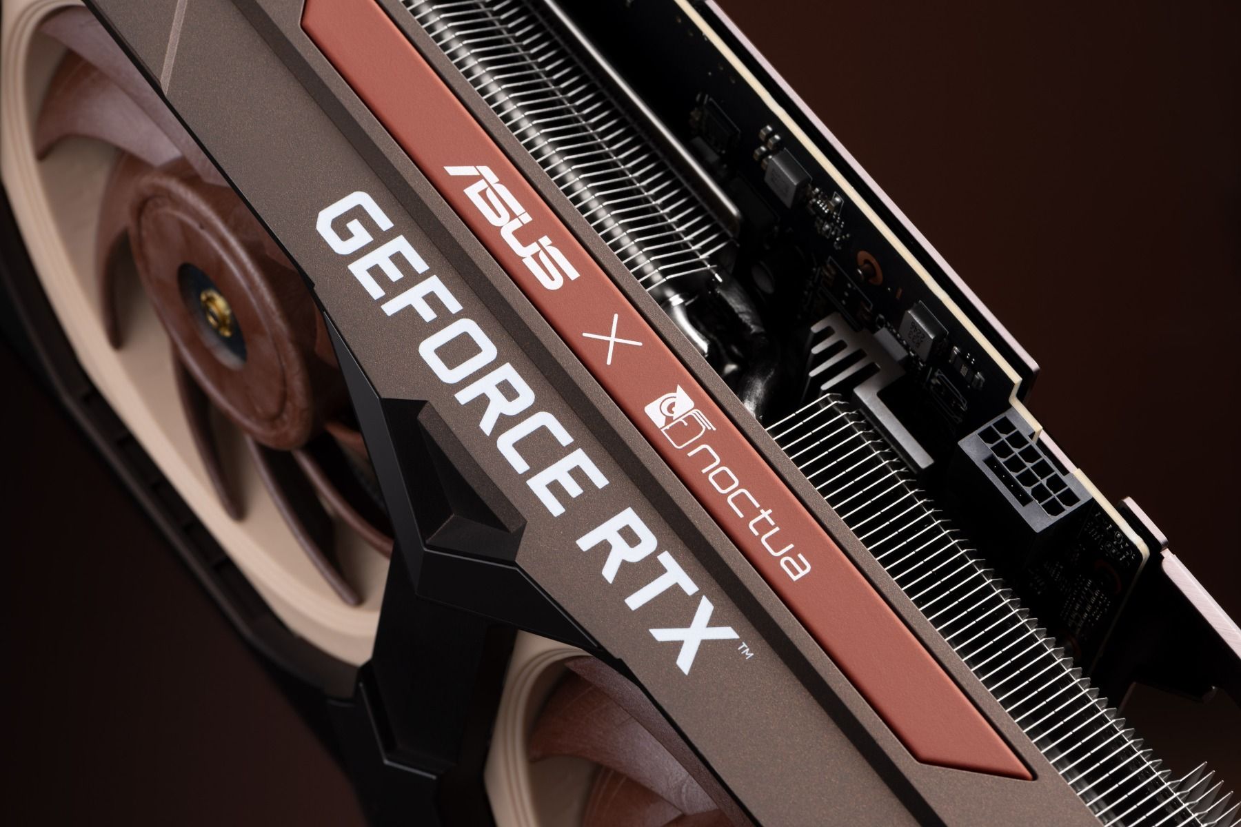 Asus x Noctua RTX 4080: Thiết kế vừa mát vừa êm, với giá 1.650 USD