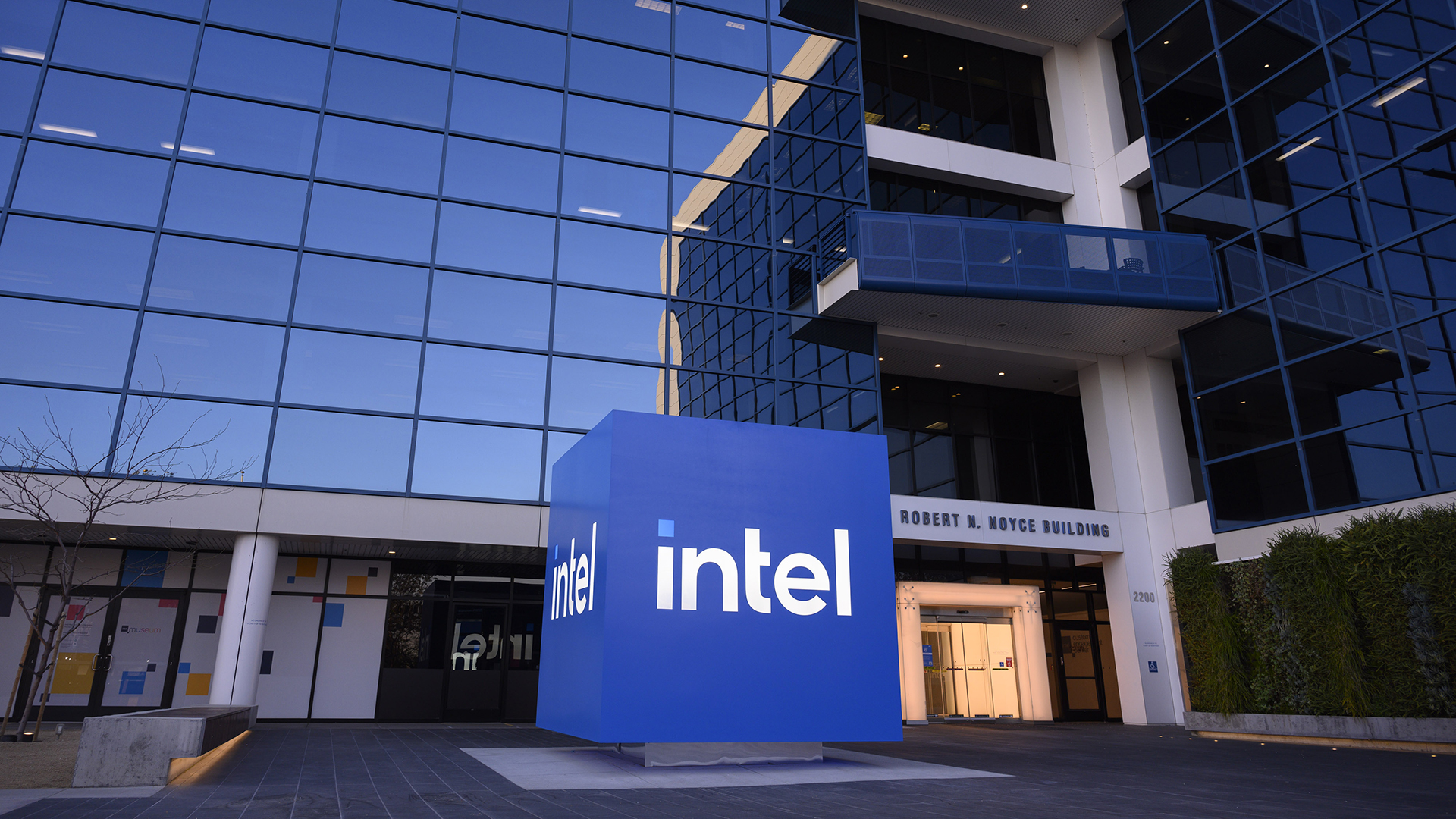 Intel đánh mất ngôi vương trong vòng 10 năm chỉ với một quyết định sai lầm